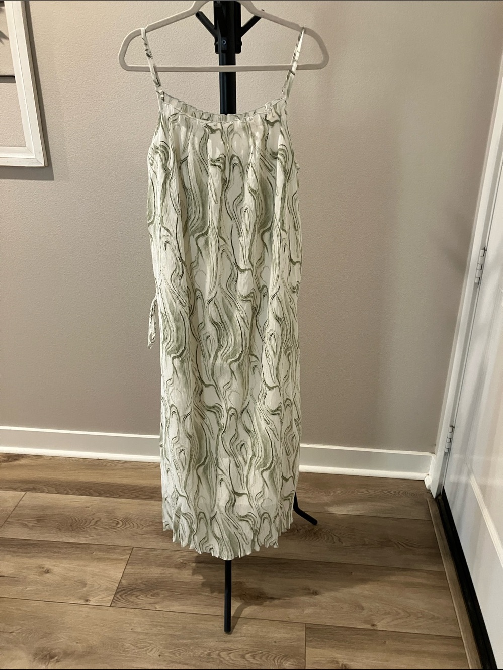 Light Green & Ivory  wave print  Slip  dress lined adjustable straps